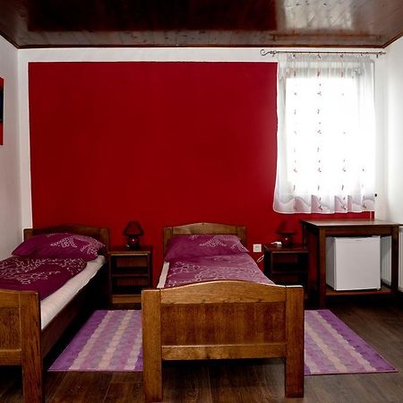 Guesthouse Pink Panther Udbina Экстерьер фото