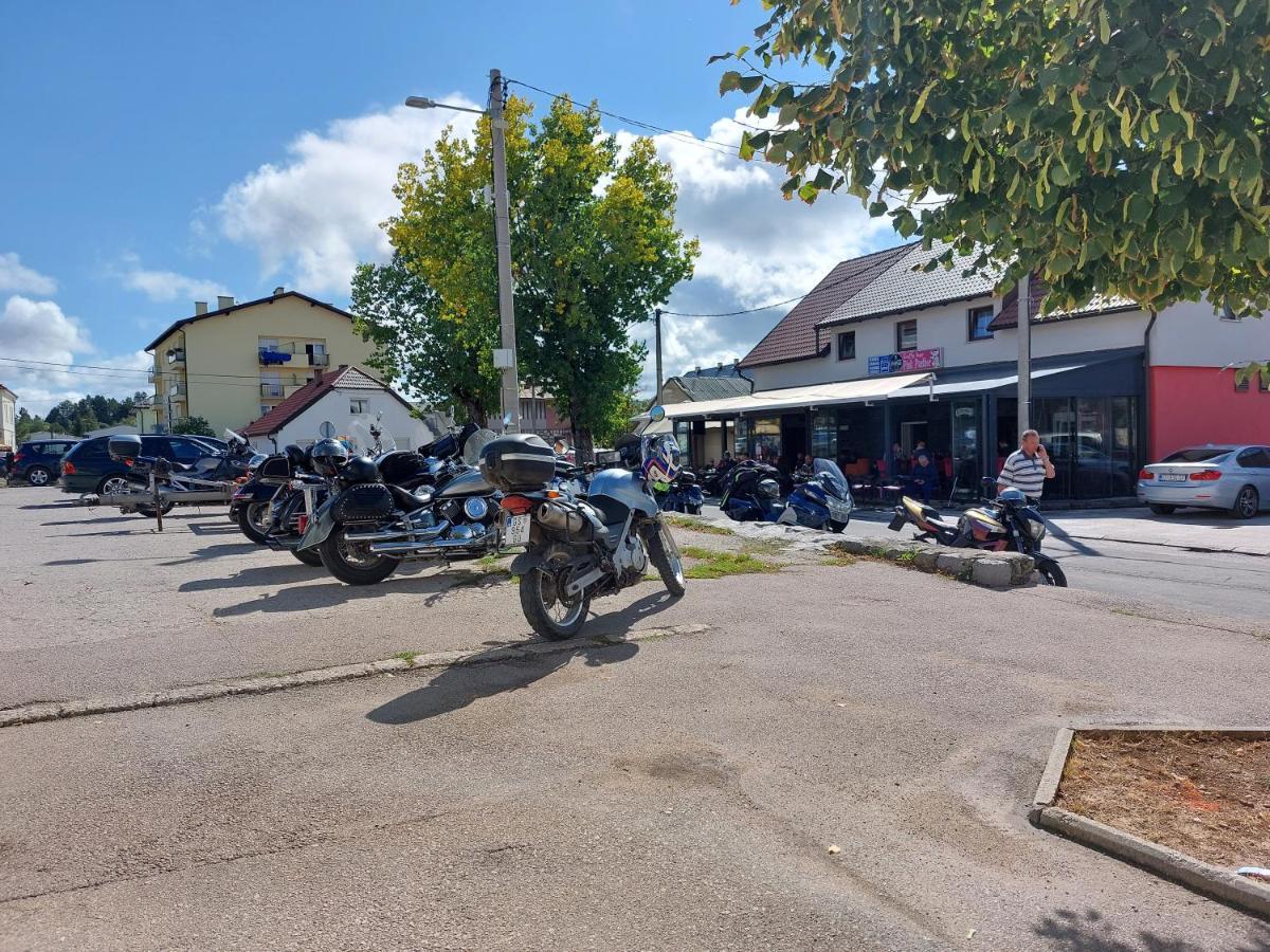 Guesthouse Pink Panther Udbina Экстерьер фото