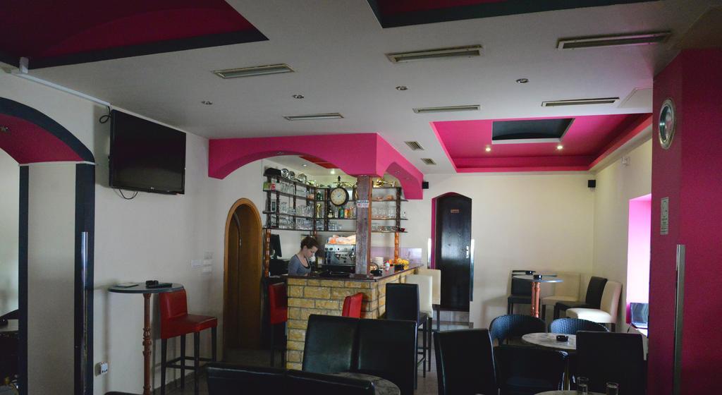 Guesthouse Pink Panther Udbina Экстерьер фото