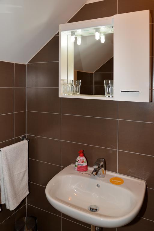 Guesthouse Pink Panther Udbina Экстерьер фото