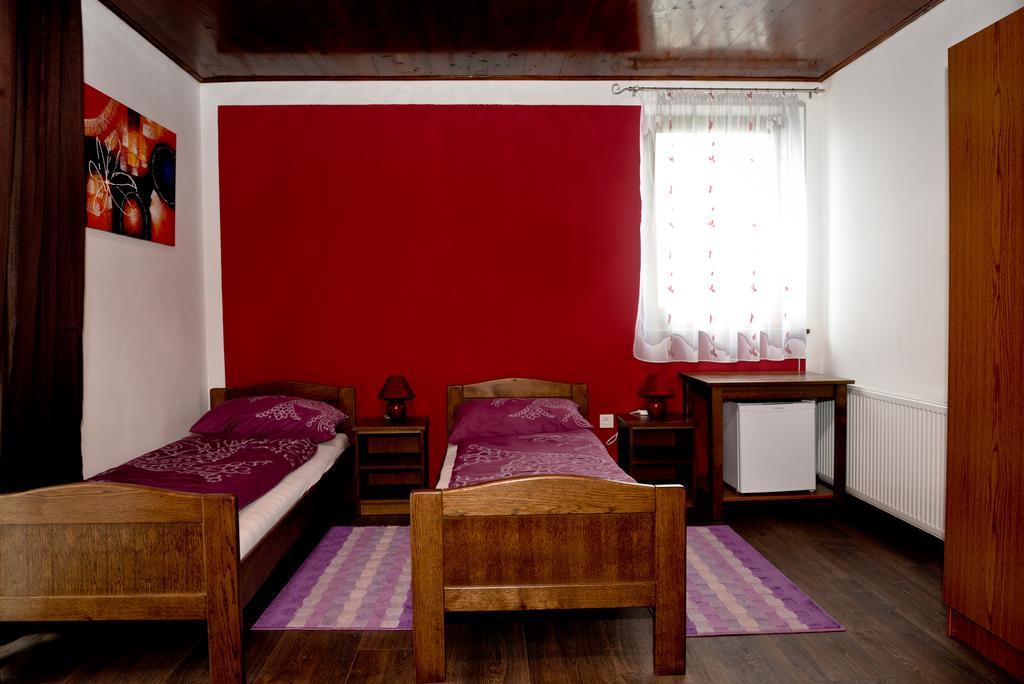 Guesthouse Pink Panther Udbina Экстерьер фото