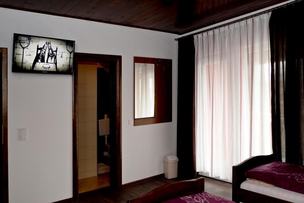 Guesthouse Pink Panther Udbina Экстерьер фото