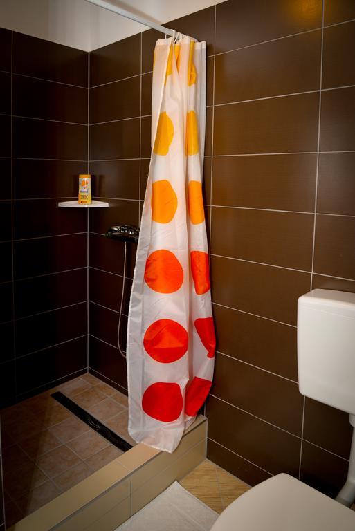 Guesthouse Pink Panther Udbina Экстерьер фото