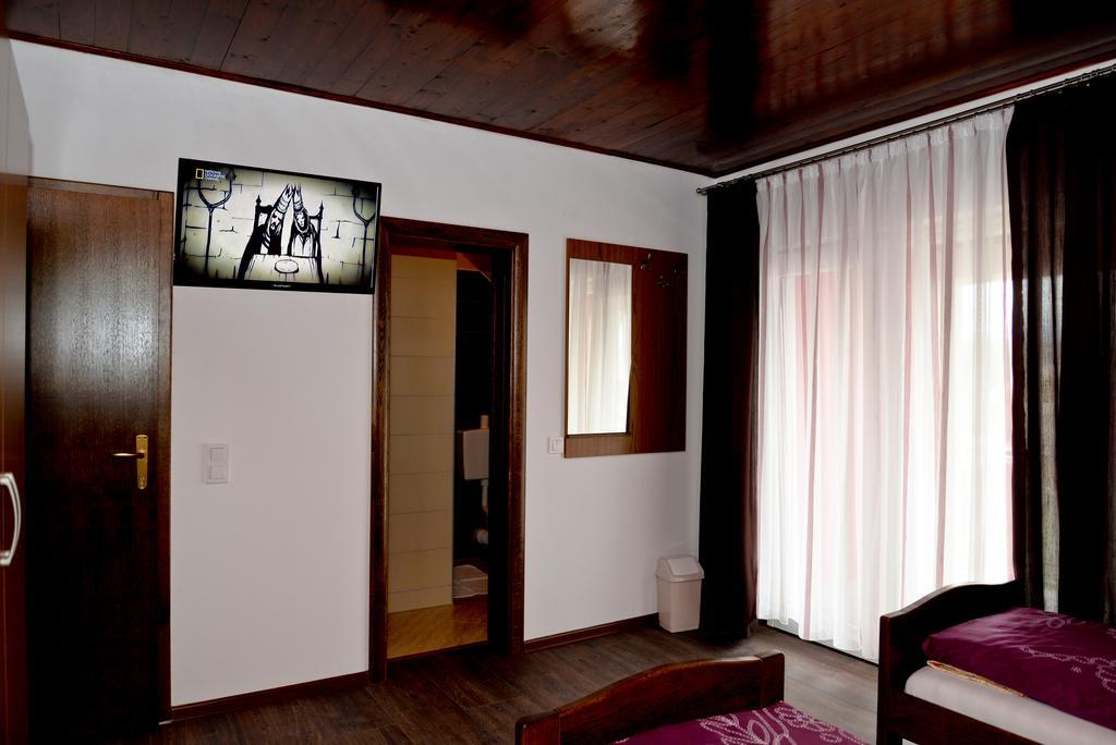Guesthouse Pink Panther Udbina Экстерьер фото