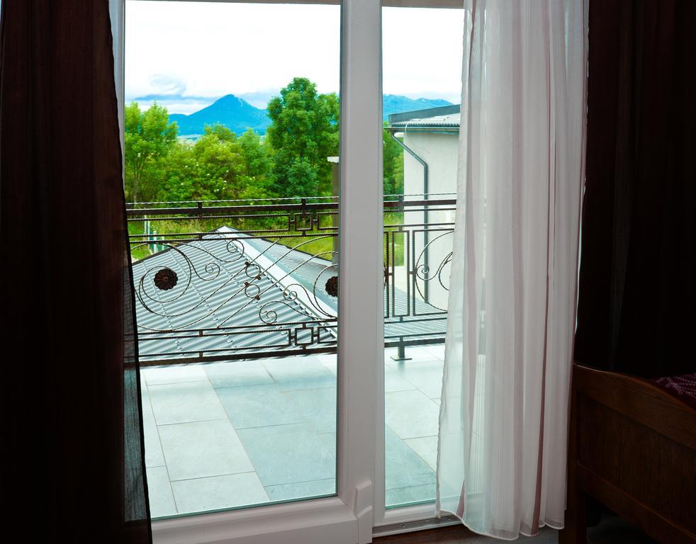 Guesthouse Pink Panther Udbina Экстерьер фото